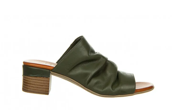 klapki_bayla____dark_oliv_0.webp Klapki -161 066 1706 281 Dark Olive 161462, Zielony, Skóra naturalna | Bayla Online