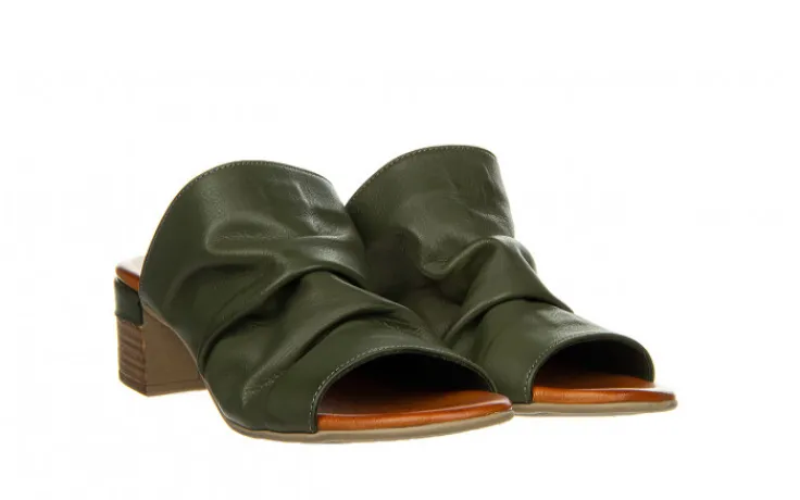 klapki_bayla____dark_oliv_1.webp Klapki -161 066 1706 281 Dark Olive 161462, Zielony, Skóra naturalna | Bayla Online